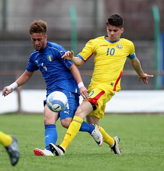 GUALDO TADINO, ITALY - MAY 11:  Alessandro Bordin (L) of Italy competes for the ball with Ianis Hagi of Romania during the U18 international friendly match between Italy and Romania on May 11, 2016 in Gualdo Tadino, Italy.  (Photo by Paolo Bruno/Getty Images)
