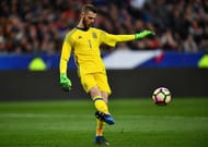 PARIS, FRANCE - MARCH 28: David de Gea of Spain passes the ball during the International Friendly match between France and Spain at the Stade de France on March 28, 2017 in Paris, France. (Photo by Dan Mullan/Getty Images)