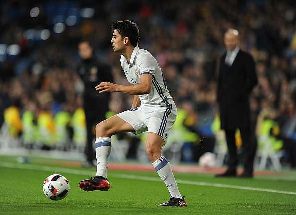 MADRID, SPAIN - NOVEMBER 30:  Enzo Zidane of Real Madrid CF in action during the Copa del Rey last of 32 match between Real Madrid and Cultural Leonesa at estadio Santiago Bernabeu on November 30, 2016 in Madrid, Spain.  (Photo by Denis Doyle/Getty Images)