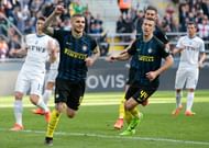 MILAN, ITALY - MARCH 12: Mauro Emanuel Icardi of FC Internazionale Milano (2nd L) celebrates his second goal during the Serie A match between FC Internazionale and Atalanta BC at Stadio Giuseppe Meazza on March 12, 2017 in Milan, Italy. (Photo by Emilio Andreoli/Getty Images)