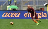 ROME, ITALY - MARCH 04: Radja Nainggolan of AS Roma in action during the Serie A match between AS Roma and SSC Napoli at Stadio Olimpico on March 4, 2017 in Rome, Italy. (Photo by Giuseppe Bellini/Getty Images)