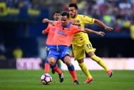 VILLARREAL, SPAIN - OCTOBER 23: Roque Mesa (L) of UD Las Palmas competes for the ball with Nicola Sansone of Villarreal CF during the La Liga match between Villarreal CF and UD Las Palmas at El Madrigal stadium on October 23, 2016 in Villarreal, Spain. (Photo by David Ramos/Getty Images)