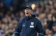 LIVERPOOL, ENGLAND - MARCH 11: Tony Pulis manager of West Bromwich Albion shouts during the Premier League match between Everton and West Bromwich Albion at Goodison Park on March 11, 2017 in Liverpool, England. (Photo by Mark Robinson/Getty Images)