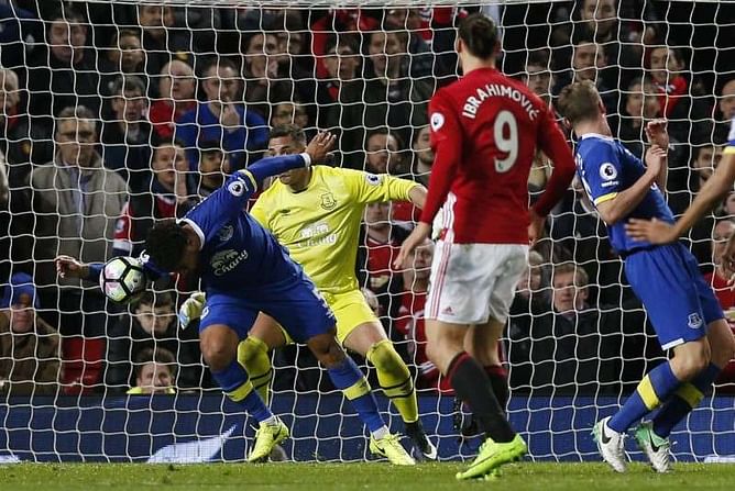 Soccer - Late Ibrahimovic penalty earns draw for Man Utd against Everton