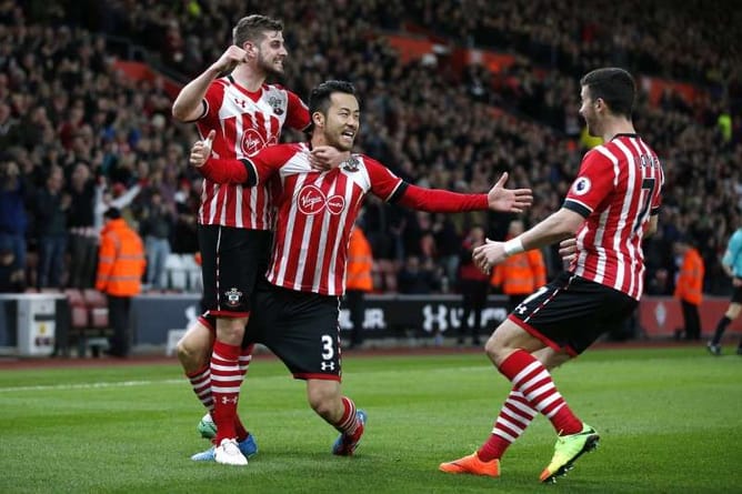 Soccer - Two late goals see Southampton overturn Palace