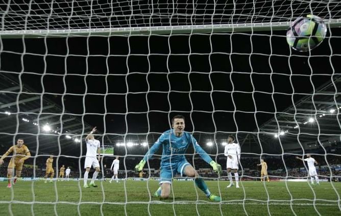 Soccer - Chelsea win but Tottenham keep the title race alive