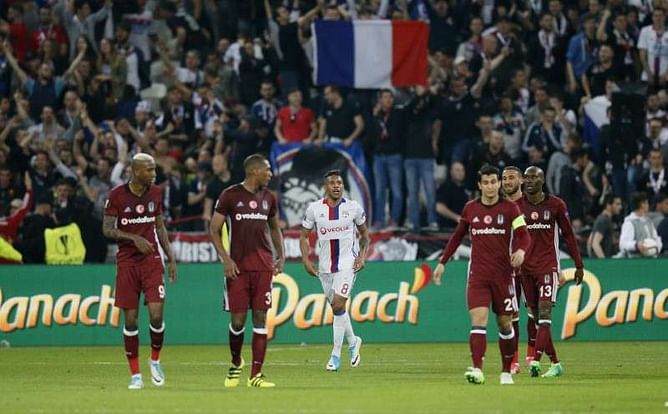Ajax win, United held, trouble delays match at Lyon