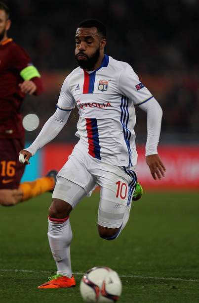 ROME, ITALY - MARCH 16:  Alexandre Lacazette of Olympique Lyonnais in action during the UEFA Europa League Round of 16 second leg match between AS Roma and Olympique Lyonnais at Stadio Olimpico on March 16, 2017 in Rome, Italy.  (Photo by Paolo Bruno/Getty Images )