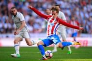 MADRID, SPAIN - APRIL 08: Antoine Griezmann of Atletico de Madrid scores their opening goal during the La Liga match between Real Madrid CF and Club Atletico de Madrid at Estadio Santiago Bernabeu on April 8, 2017 in Madrid, Spain. (Photo by Gonzalo Arroyo Moreno/Getty Images)