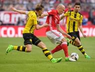 MUNICH, GERMANY - APRIL 08: Arjen Robben of Bayern Muenchen in action against Raphael Guerreiro of Dortmund (R) and Marcel Schmelzer (L) during the Bundesliga match between Bayern Muenchen and Borussia Dortmund at Allianz Arena on April 8, 2017 in Munich, Germany. (Photo by Alexander Scheuber/Getty Images Fuer MAN)