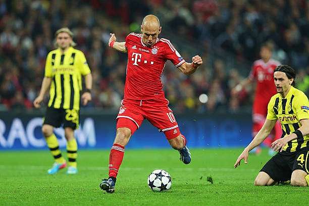 LONDON, ENGLAND - MAY 25:  Arjen Robben of Bayern Muenchen scores their second goal during the UEFA Champions League final match between Borussia Dortmund and FC Bayern Muenchen at Wembley Stadium on May 25, 2013 in London, United Kingdom.  (Photo by Alex Livesey/Getty Images)