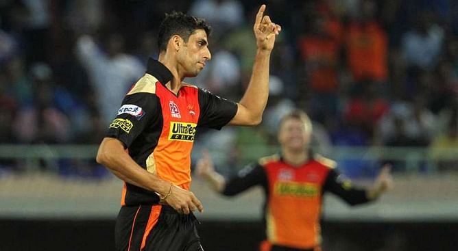 Stats: Ashish Nehra becomes the first left-arm bowler to pick up 100 IPL wickets