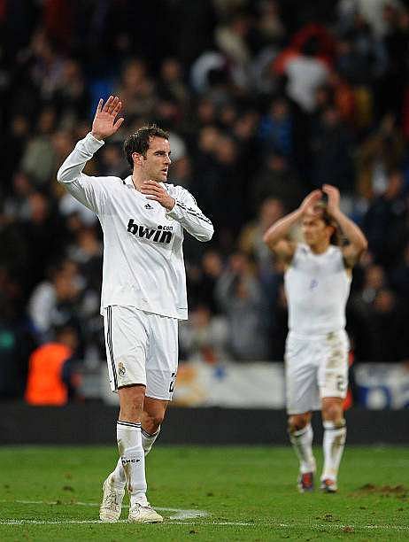 Christoph Metzelder waving to the onlooking Madridistas