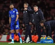 LONDON, ENGLAND - APRIL 26: Craig Shakespeare, manager of Leicester City instructs his side as Riyad Mahrez of Leicester City looks on during the Premier League match between Arsenal and Leicester City at the Emirates Stadium on April 26, 2017 in London, England. (Photo by Shaun Botterill/Getty Images)