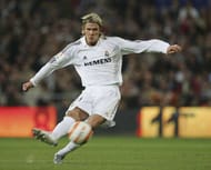 MADRID, SPAIN - NOVEMBER 6: David Beckham of Real Madrid crosses the ball during a Primera Liga match between Real Madrid and Zaragoza at the Bernabeu on November 6, 2005 in Madrid, Spain.(Photo by Denis Doyle/Getty Images)