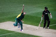 AUCKLAND, NEW ZEALAND - MARCH 04: Dwaine Pretorius of South Africa bowls during game five of the One Day International series between New Zealand and South Africa at Eden Park on March 4, 2017 in Auckland, New Zealand. (Photo by Anthony Au-Yeung/Getty Images)