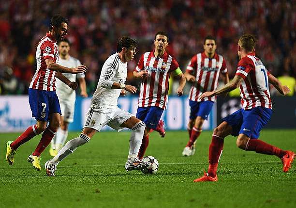 LISBON, PORTUGAL - MAY 24:  Gareth Bale of Real Madrid tries to go through the Atletico defense during the UEFA Champions League Final between Real Madrid and Atletico de Madrid at Estadio da Luz on May 24, 2014 in Lisbon, Portugal.  (Photo by Shaun Botterill/Getty Images)