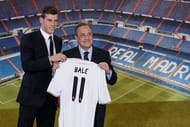 MADRID, SPAIN - SEPTEMBER 02: Gareth Bale shows his new Real Madrid shirt as he stands alongside president Florentino Perez during his presentation as a new Real Madrid player at Estadio Santiago Bernabeu on September 2, 2013 in Madrid, Spain. (Photo by Gonzalo Arroyo Moreno/Getty Images)