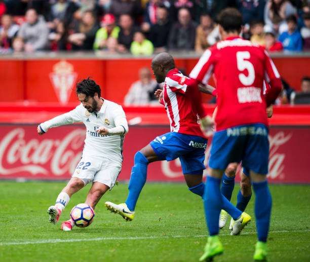 GIJON, SPAIN - APRIL 15: Isco of Real Madrid scoring his team's third goal during the La Liga match between Real Sporting de Gijon and Real Madrid at Estadio El Molinon on on April 15, 2017 in Gijon, Spain. (Photo by Juan Manuel Serrano Arce/Getty Images)
