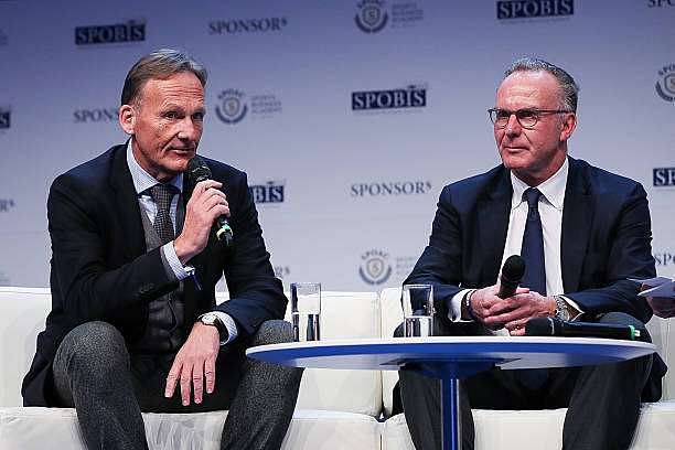 DUESSELDORF, GERMANY - JANUARY 30: Karl-Heinz Rummenigge, CEO of FC Bayern Muenchen (R) and Hans-Joachim Watzke, CEO of Borussia Dortmund, attend SpoBis 2017 on January 30, 2017 in Duesseldorf, Germany. (Photo by Maja Hitij/Getty Images)