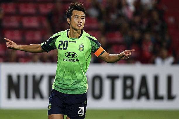 NONTHABURI, THAILAND - FEBRUARY 26: Lee Dong Gook of Jeonbuk Hyundai Motors celebrates after scoring the opening goal during the AFC Asian Champions League match between Muanthong and Jeonbuk at Thunderdome Stadium on February 26, 2013 in Nonthaburi, Thailand.  (Photo by Athit Perawongmetha/Getty Images)
