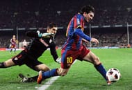 BARCELONA, SPAIN - FEBRUARY 20: Lione Messi of FC Barcelona (R) fights for the ball against goalkeeper Gorka Iraizoz of Athletic Bilbao during the La Liga match between FC Barcelona and Athletic Bilbao at Camp Nou on February 20, 2011 in Barcelona, Spain. Barcelona won 2-1. (Photo by David Ramos/Getty Images)