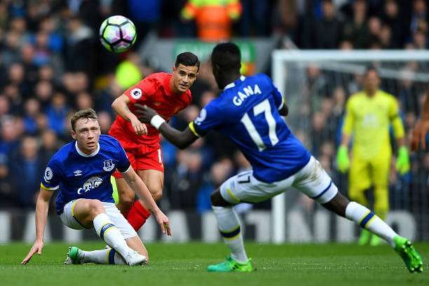 LIVERPOOL, ENGLAND - APRIL 01: Matthew Pennington of Everton (L) and Philippe Coutinho of Liverpool (C) battle for possession during the Premier League match between Liverpool and Everton at Anfield on April 1, 2017 in Liverpool, England.  (Photo by Gareth Copley/Getty Images)