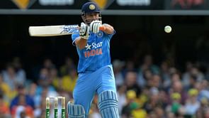 Warne defends under-fire Dhoni