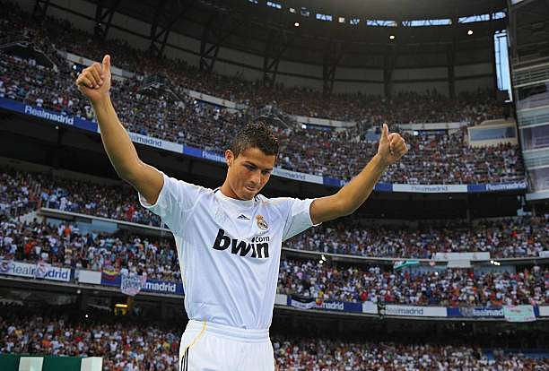 MADRID, SPAIN - JULY 06:  New Real Madrid player Cristiano Ronaldo is presented to a full house at the Santiago Bernabeu stadium on July 6, 2009 in Madrid, Spain.  (Photo by Denis Doyle/Getty Images)