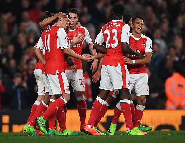 Twitter explodes as Arsenal's win relegates Manchester United back to 6th place