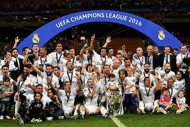 MILAN, ITALY - MAY 28:  Real Madrid players pose with the Champions League trophy after the UEFA Champions League Final match between Real Madrid and Club Atletico de Madrid at Stadio Giuseppe Meazza on May 28, 2016 in Milan, Italy.  (Photo by Matthias Hangst/Getty Images)