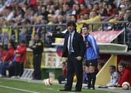 CASTELLO DE LA PLANA, SPAIN - APRIL 22: Real Sociedad manager Jose Mari Bakero instructs his side during the Primera Liga match between Villarreal and Real Sociedad at the Madrigal stadium on April 22, 2006 in Villarreal,Spain. (Photo by Denis Doyle/Getty Images)