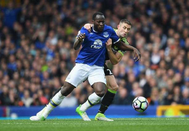 LIVERPOOL, ENGLAND - APRIL 30: Romelu Lukaku of Everton and Gary Cahill of Chelsea battle for possession during the Premier League match between Everton and Chelsea at Goodison Park on April 30, 2017 in Liverpool, England. (Photo by Laurence Griffiths/Getty Images)