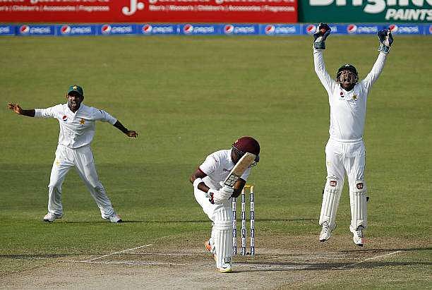 SHARJAH, UNITED ARAB EMIRATES - NOVEMBER 02: Sarfraz Ahmed (R) of Pakistan takes the catch of Darren Bravo of West Indies on day four of the third test between Pakistan and West Indies at at Sharjah Cricket Stadium on November 2, 2016 in Sharjah, United Arab Emirates. (Photo by Chris Whiteoak/Getty Images)