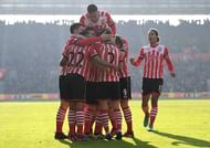 SOUTHAMPTON, ENGLAND - JANUARY 22: Southampton players celebrate the opening goal bu James Ward-Prowse (obscured) during the Premier League match between Southampton and Leicester City at St Mary's Stadium on January 22, 2017 in Southampton, England. (Photo by Mike Hewitt/Getty Images)
