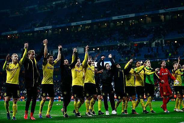 MADRID, SPAIN - DECEMBER 07:  The Borussia Dortmund team celebrate with their fans on the pitch after the final whistle during the UEFA Champions League Group F match between Real Madrid CF and Borussia Dortmund at the Bernabeu on December 7, 2016 in Madrid, Spain.  (Photo by Gonzalo Arroyo Moreno/Getty Images)