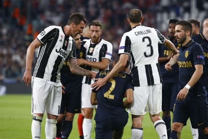 Inspired Alves leads Juventus into Champions League final