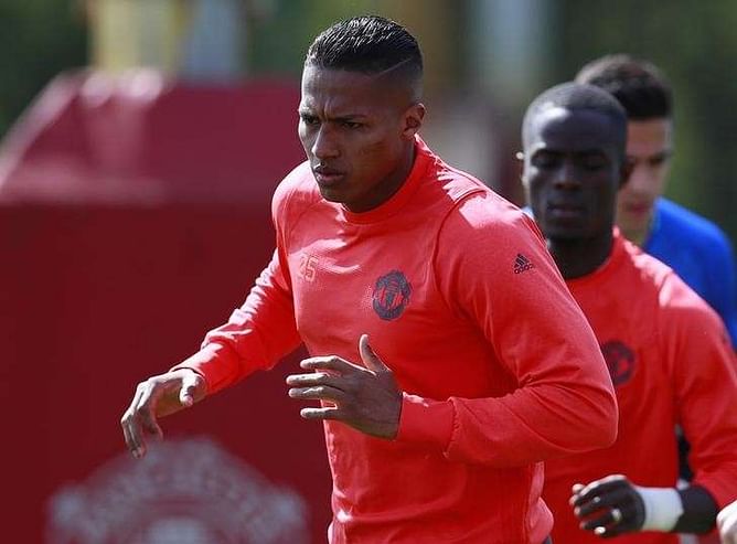 Valencia extends Manchester United contract until 2019