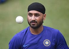 Saqlain Mushtaq supports Harbhajan Singh; questions BCCI over his snub