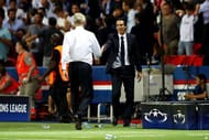 PARIS, FRANCE - SEPTEMBER 13: Arsene Wenger, Manager of Arsenal shakes hands with Manager of PSG Unai Emery during the UEFA Champions League Group A match between Paris Saint-Germain and Arsenal FC at Parc des Princes on September 13, 2016 in Paris, France. (Photo by Julian Finney/Getty Images)