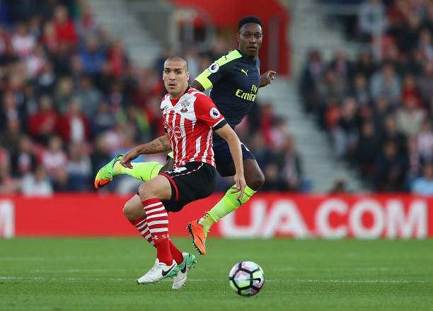 SOUTHAMPTON, ENGLAND - MAY 10: Danny Welbeck of Arsenal is challenged by Oriol Romeu of Southampton during the Premier League match between Southampton and Arsenal at St Mary's Stadium on May 10, 2017 in Southampton, England. (Photo by Michael Steele/Getty Images)