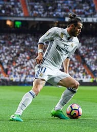MADRID, SPAIN - APRIL 23: Gareth Bale of Real Madrid CF runs with the ball during the La Liga match between Real Madrid CF and FC Barcelona at the Santiago Bernabeu stadium on April 23, 2017 in Madrid, Spain. (Photo by David Ramos/Getty Images)