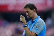 GRANADA, SPAIN - APRIL 16: Head coach Tony Adams of Granada CF points as his team warm up before the La Liga match between Granada CF and Real Club Celta de Vigo at Estadio Nuevo Los Carmenes on April 16, 2017 in Granada, Spain. (Photo by Gonzalo Arroyo Moreno/Getty Images)