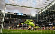 MADRID, SPAIN - MAY 02: Jan Oblak of Atletico Madrid makes a save during the UEFA Champions League semi final first leg match between Real Madrid CF and Club Atletico de Madrid at Estadio Santiago Bernabeu on May 2, 2017 in Madrid, Spain. (Photo by Clive Rose/Getty Images)