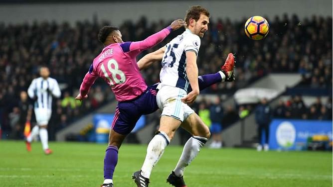 Pulis confirms West Brom interest in Defoe