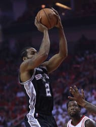 HOUSTON, TX - MAY 05: Kawhi Leonard #2 of the San Antonio Spurs shoots against the Houston Rockets during Game Three of the NBA Western Conference Semi-Finals at Toyota Center on May 5, 2017 in Houston, Texas. NOTE TO USER: User expressly acknowledges and agrees that, by downloading and or using this photograph, User is consenting to the terms and conditions of the Getty Images License Agreement. (Photo by Ronald Martinez/Getty Images)