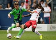 SALZBURG, AUSTRIA - JULY 11: Naby Keita (R) of Salzburg and Dominic Gape of Southampton fight for the ball during the pre-season match for the 3rd place between FC Red Bull Salzburg and Southampton FC as part of the Audi Quattro Cup 2015 at Red Bull Arena on July 11, 2015 in Salzburg, Austria. (Photo by Johannes Simon/Getty Images)