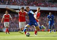 LONDON, ENGLAND - MAY 21: Ross Barkley of Everton and Hector Bellerin of Arsenal clash during the Premier League match between Arsenal and Everton at Emirates Stadium on May 21, 2017 in London, England. (Photo by Paul Gilham/Getty Images)