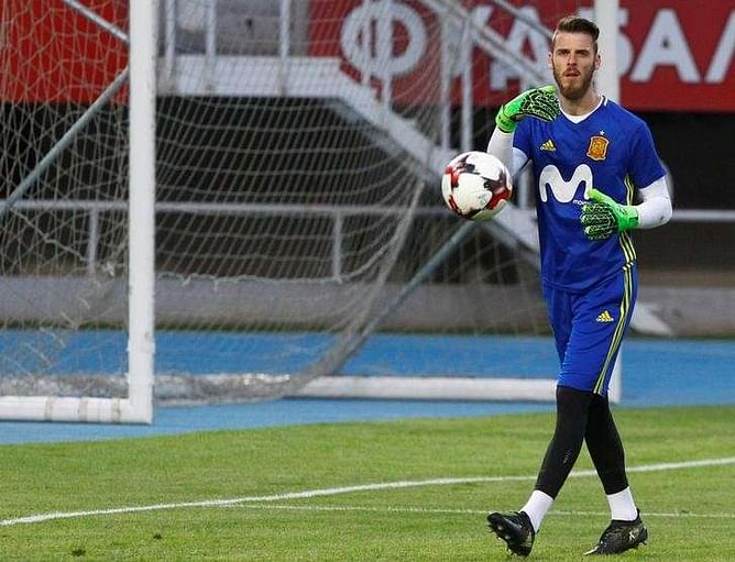Soccer - Perez distances Real from De Gea move, backs goalkeepers