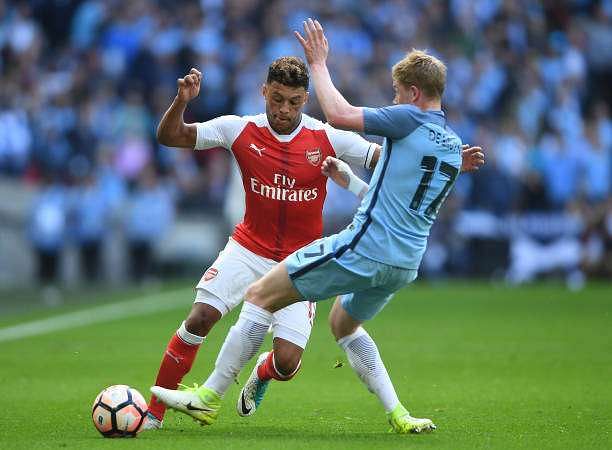 LONDON, ENGLAND - APRIL 23: Alex Oxlade-Chamberlain of Arsenal takes on Kevin De Bruyne of Manchester City during the Emirates FA Cup Semi-Final match between Arsenal and Manchester City at Wembley Stadium on April 23, 2017 in London, England.  (Photo by Mike Hewitt/Getty Images,)